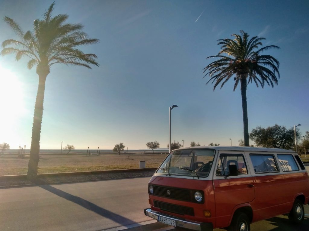 ¿Autopista o carretera comarcal? La Volkswagen Caravelle de 1986 lo tenía claro