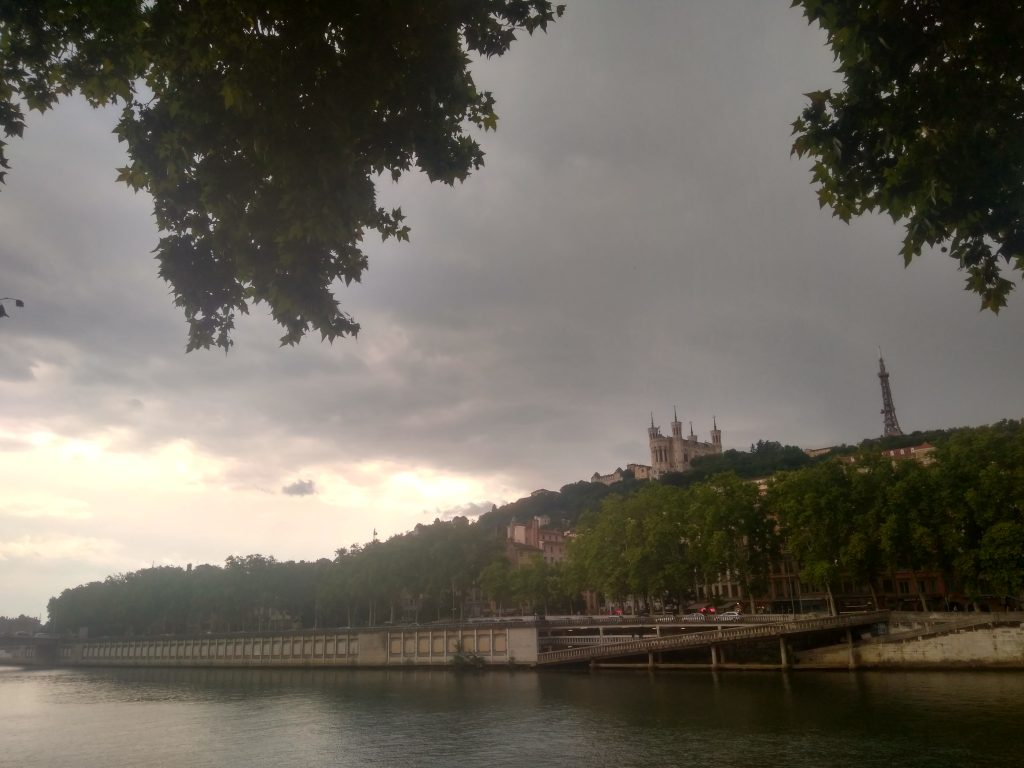Nubes y lluvia en Lyon