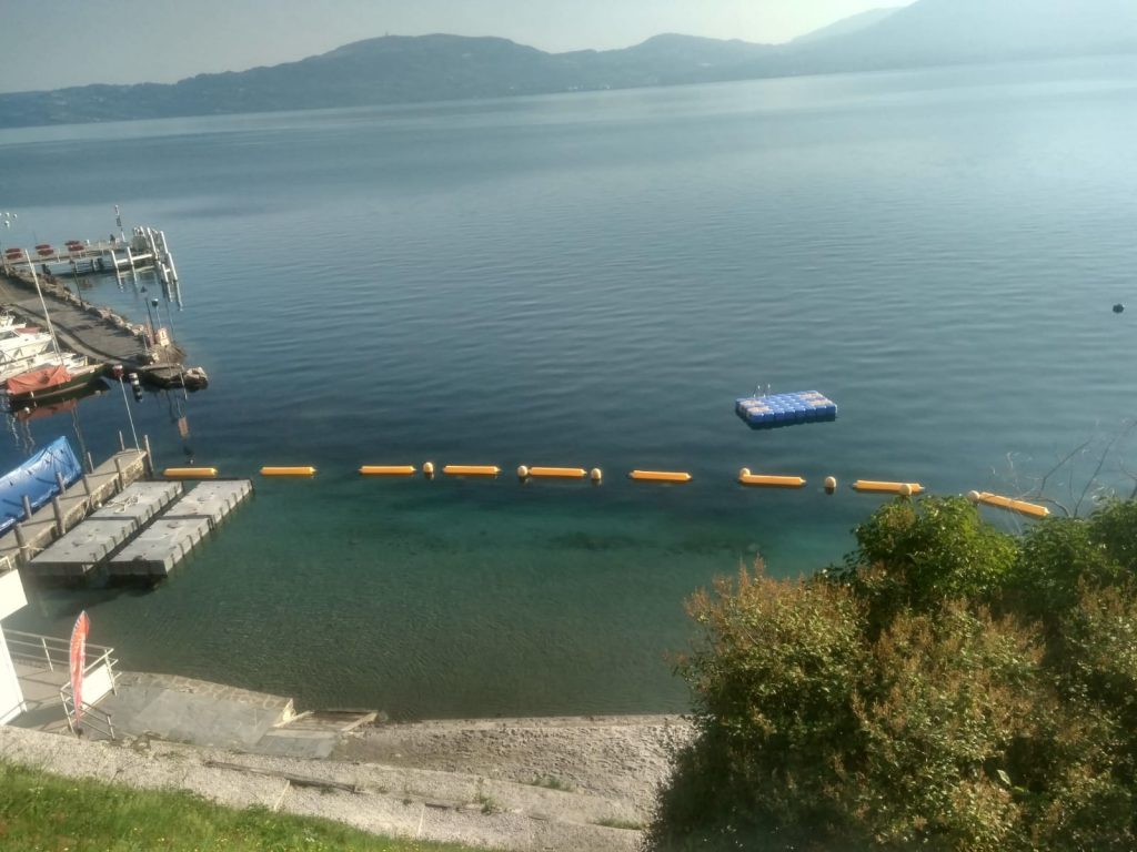 Entrando en Suiza, una playa en un lago