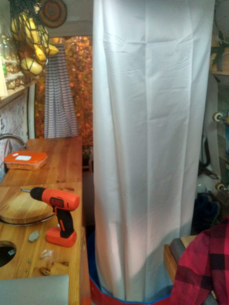 Ducha interior en furgoneta camper