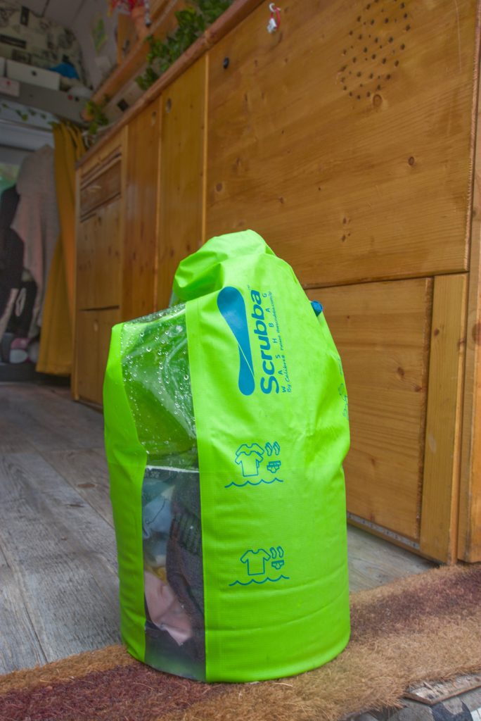 Lavar la ropa en la furgoenta camper