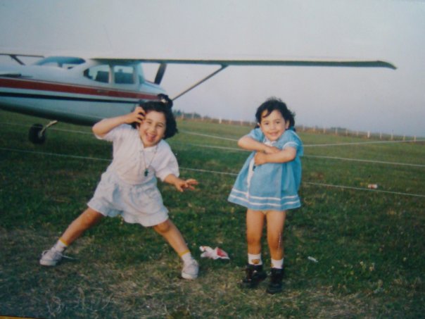 niñas con un avión