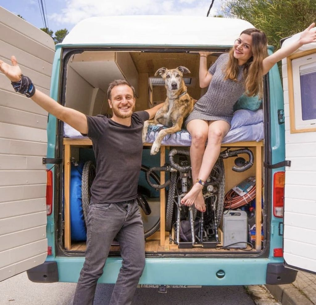 ganar dinero viajando