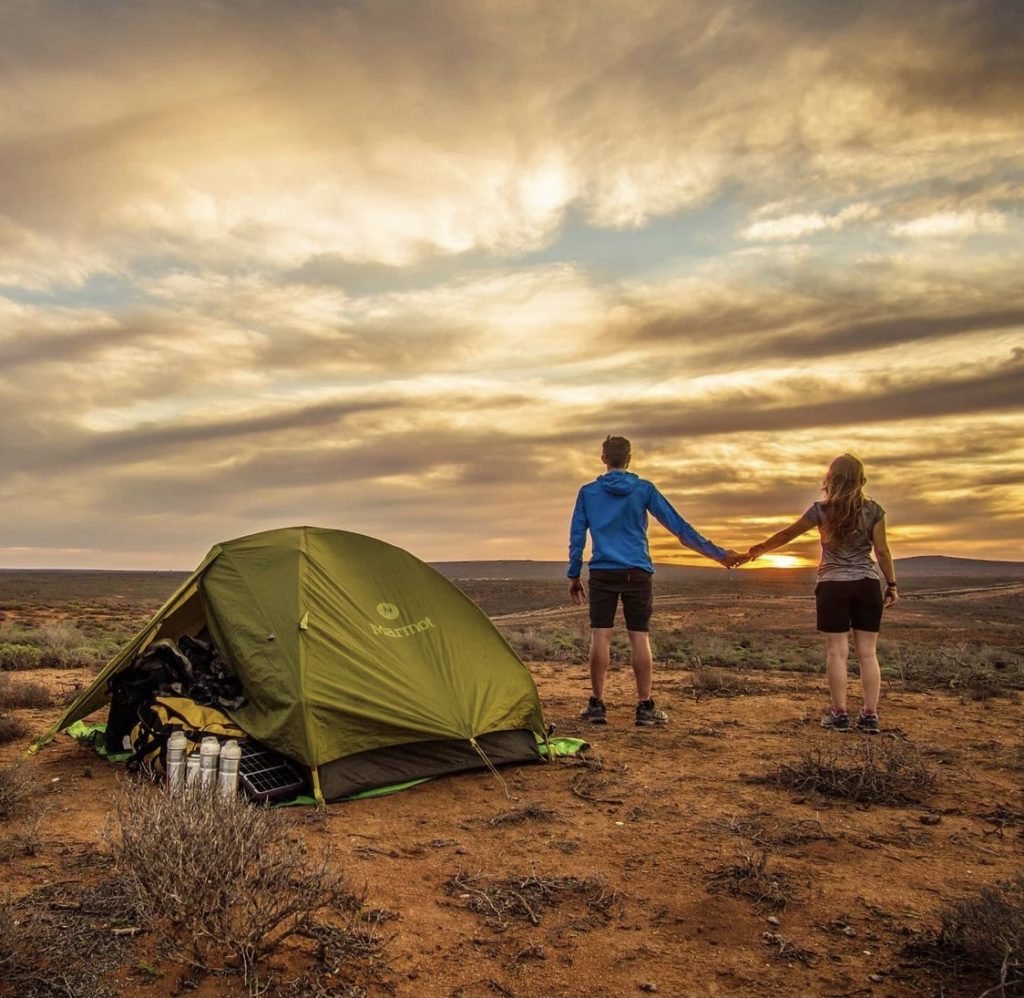 ganar dinero viajando