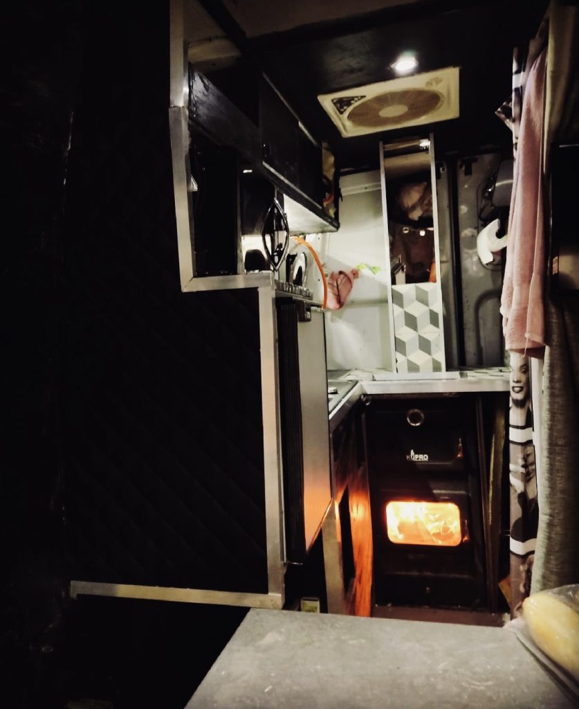 Chimenea en furgoneta camper